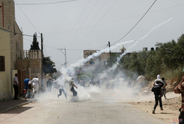 الأسرى الفلسطينيون بسجون إسرائيل يُصعدون احتجاجاتهم.. 1380 معتقلاً يخوضون إضراباً عن الطعام