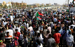 كثيرون فقدوا مصدر رزقهم.. كيف يتعامل السودانيون مع وقف خدمات الإنترنت منذ انقلاب البرهان؟