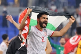 لاعبو منتخب تونس يرفعون علم فلسطين بعد التأهل لنهائي كأس العرب 2021