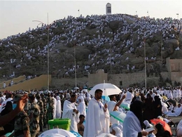 حجاج بيت الله الحرام يقفون على صعيد عرفات