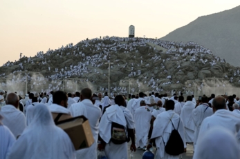 حجاج بيت الله الحرام يتوافدون إلى عرفات لأداء الركن الأعظم