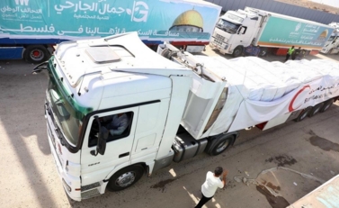 "الإعلامي الحكومي": 136 شاحنة مساعدات دخلت غزة الأربعاء والخميس تعرضت معظمها للنهب