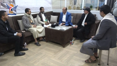 نائب وزير الإعلام يطلّع على سير العمل بمكتبي التلفزيون الصيني وألوان وإذاعتي هوا اليمن والأولى