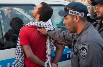 العدو الصهيوني يعتقل 30 فلسطينيا على الأقل من الضّفة المحتلة