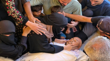 استشهاد فلسطيني وإصابة آخرين إثر قصف العدو الإسرائيلي مدنيين غرب خان يونس