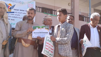 محافظ ذمار يكرم أسر الشهداء في ثانوية عقبة بن نافع