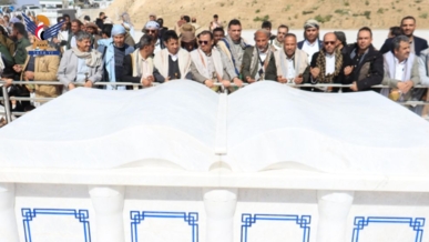 قيادة وزارة المالية ومصلحة الضرائب والجمارك تزور مقام الشهيد القائد في صعدة