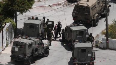 العدو الإسرائيلي يشن حملة اقتحامات واعتقالات في الضفة والقدس ويصيب فلسطينيين بحالات اختناق
