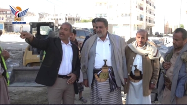 محافظ البيضاء يطلع على سير العمل في مشروع الرصف الحجري بالمدينة