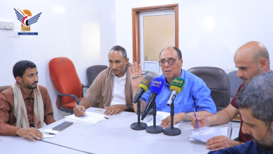 محافظ الحديدة ونائب وزير الإعلام يناقشان أوضاع إذاعة الحديدة ومكتب الإعلام