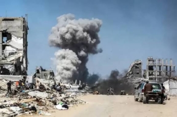 العدو الصهيوني يواصل خرق إتفاق غزة بقصف مدفعي ونسف منازل