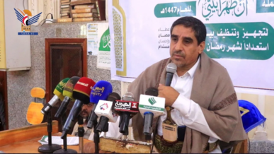 مكتب هيئة الأوقاف بالحديدة يدشن حملة "أن طهرا بيتي" استقبالًا لشهر رمضان