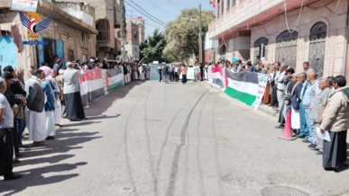 وقفة لمنتسبي صندوق النظافة بأمانة العاصمة وفاءً للشهداء ومباركة للإنجاز الأمني