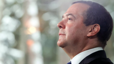 مدفيديف: موافقة ترامب على خطة النقاط الـ10 انتصار لإيران والنفط الرخيص أصبح من الماضي