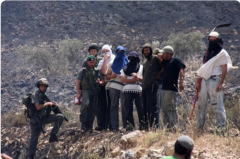 العدو الإسرائيلي يمنع مزارعين فلسطينيين من حصاد أراضيهم شرق نابلس ويهدم "بركسا" شرق بيت لحم