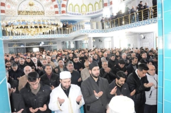 آلاف المصلين في عدد من الدول يؤدون صلاة الغائب على شهداء قادة "القسام”