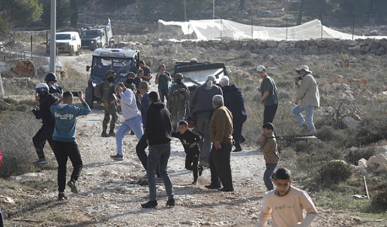 مجموعات المستوطنين توسع من اعتداءاتها ضد الفلسطينيين وممتلكاتهم في مناطق متفرقة من الضفة