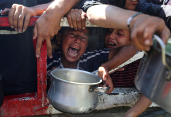 من مأساة أطفال غزة: خرجوا ليسكتوا جوعهم فعادوا أشلاءً ببطونٍ خاوية