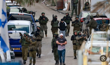 العدو الإسرائيلي يعتقل 11 فلسطينياً من قرية تل بنابلس ومستوطنون يقطعون خط مياه شرق القدس