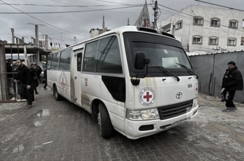 وصول 60 أسيراً محرراً إلى قطاع غزة بعد الإفراج عنهم من سجن “عوفر” الصهيوني