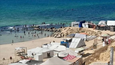 نازحون في خيام على شاطئ بحر غزة وعيون تترقب دفء النجاة