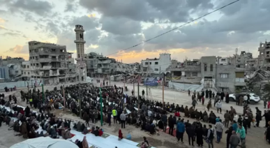 فلسطينيو غزة يؤدون صلاة عيد الأضحى المبارك فوق الركام