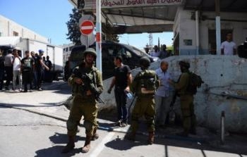 العدو الإسرائيلي يقتحم قرية بجنين وينصب حاجزا عسكريا شرق رام الله