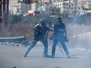 مستوطنون يقتحمون تجمع شلال العوجا البدوي شمال أريحا ..ومستوطن يعتدي على صحفيين غرب رام الله