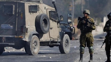 قوات العدو الإسرائيلي تحتجز طاقم تلفزيون فلسطين في جنين