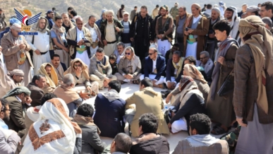 قيادة وزارة المالية ومصلحة الضرائب والجمارك تزور مقام الشهيد القائد في صعدة