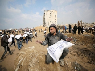 استشهاد فلسطيني وإصابة آخرين برصاص العدو الصهيوني أثناء انتظار المساعدات بغزة