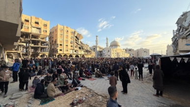 فلسطينيو غزة يؤدون صلاة العيد في الساحات وبين أنقاض المساجد التي دمرها العدو الإسرائيلي