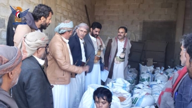 توزيع زكاة الحبوب في مديرية الطويلة بالمحويت