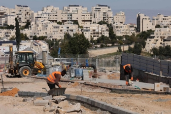 حكومة العدو الصهيوني تقر طرقاً استيطانية تعزز فصل شمال الضفة عن جنوبها