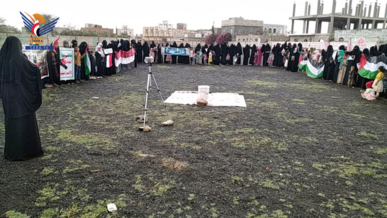 وقفة للهيئة النسائية بتعز في ذكرى اليوم الوطني للصمود