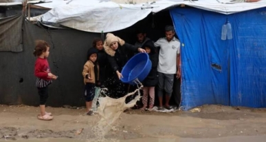 غزة تحت المطر: خيام تغرق وأطفال يرتجفون والشتاء يتحول إلى تهديد لحياة النازحين