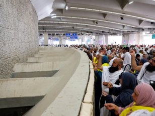 حجاج بيت الله يرمون جمرة العقبة الكبرى في أول أيام عيد الأضحى