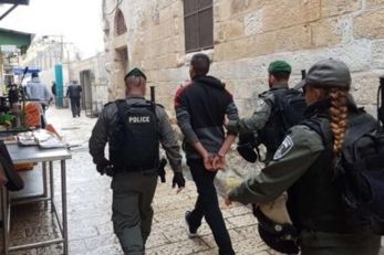القدس: العدو الإسرائيلي يعتقل طفلا وشابا مقدسيا ويشدد إجراءاته العسكرية عند حاجز جبع