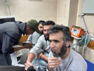 وصول 5 أسرى فلسطينيين أفرج عنهم العدو الإسرائيلي إلى مستشفى شهداء الأقصى بغزة