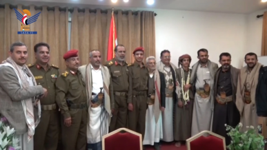 محافظ مأرب يكرم طالبان من أوائل الجمهورية بالمحافظة