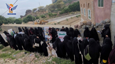 وقفة للهيئة النسائية بمدينة المحويت تنديداً بالإساءة لمكة المكرمة  