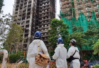 زعيم هونغ كونغ يأمر بإجراء تحقيق مستقل في حريق أودى بحياة 151 شخصا