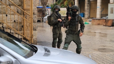 مئات المستوطنين يقتحمون البلدة القديمة في الخليل للاحتفال بعيد يهودي