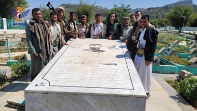 حجة.. مسؤول التعبئة يزور روضة الشهداء في مركز المحافظة حجة.. مسؤول التعبئة يزور روضة الشهداء في مركز المحافظة