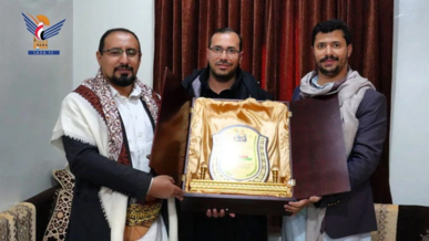 وكيل وزارة الخارجية يزور أسرة الشهيد جمال عامر وأضرحة الصماد والرهوي والغماري