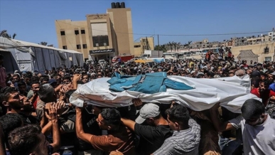 الغزاويون يشيعون جثامين 25 فلسطينياً بينهم صحفية استشهدوا خلال الإبادة الصهيونية