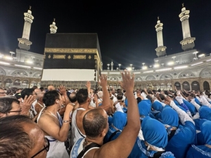 حجاج بيت الله يؤدون طواف الإفاضة حول الكعبة المشرفة