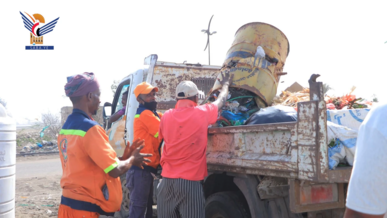 صندوق النظافة بالحديدة يدشن حملة نظافة في سواحل البحر الأحمر