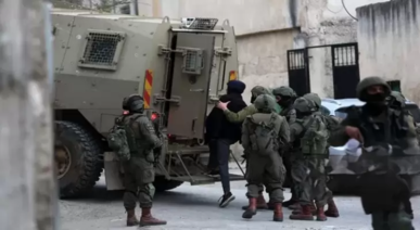 العدو الإسرائيلي يعتقل7 فلسطينيين بينهم طفل وطبيبين في مناطق متفرقة من الضفة والقدس