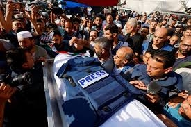 وقفة بغزة تنديدًا باستمرار العدو الصهيوني باغتيال الصحفيين